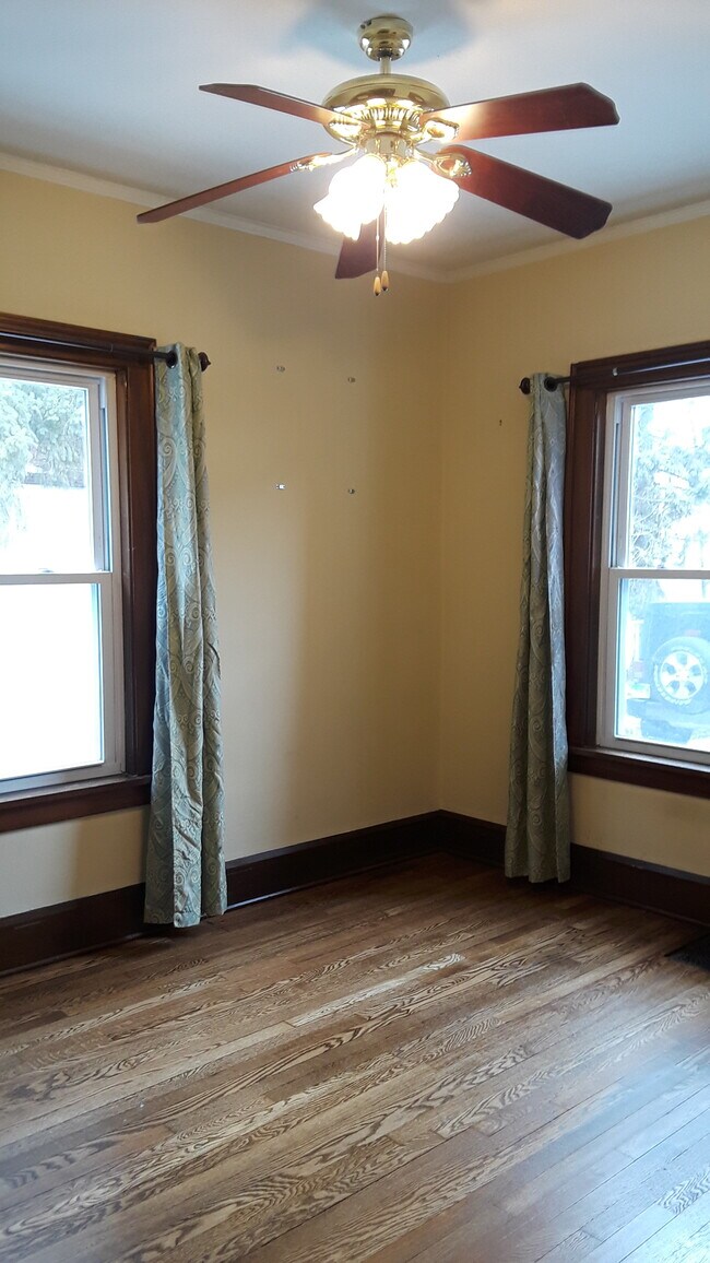 Corner bedroom - 414 S Highland Ave