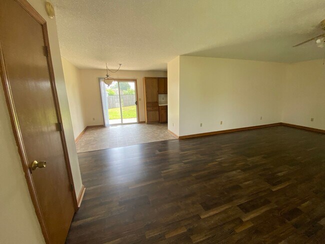 Building Photo - 3 Bedroom 2 Bath Available Now