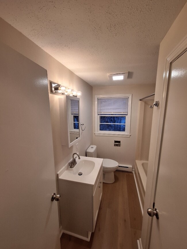 Building Photo - 204 Elm St