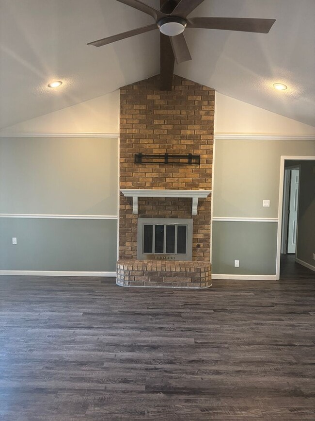 Foto del edificio - Remodeled 3/2/2 with Lots of Square Footage!