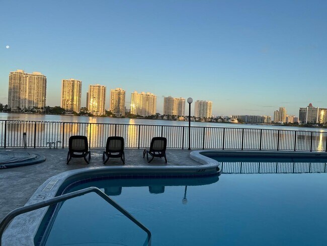 Foto del edificio - 17600 N Bay Rd