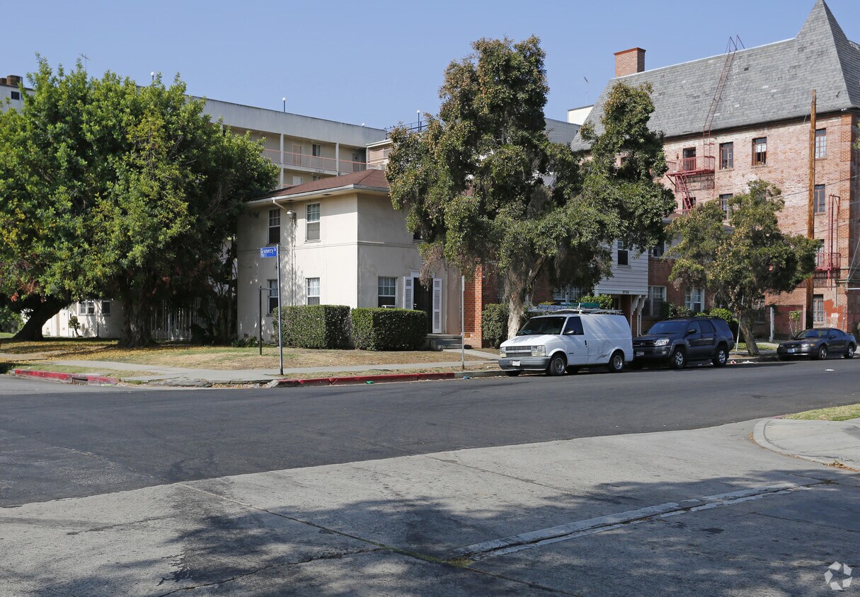 Foto del edificio - 3730-3740 W 9th St