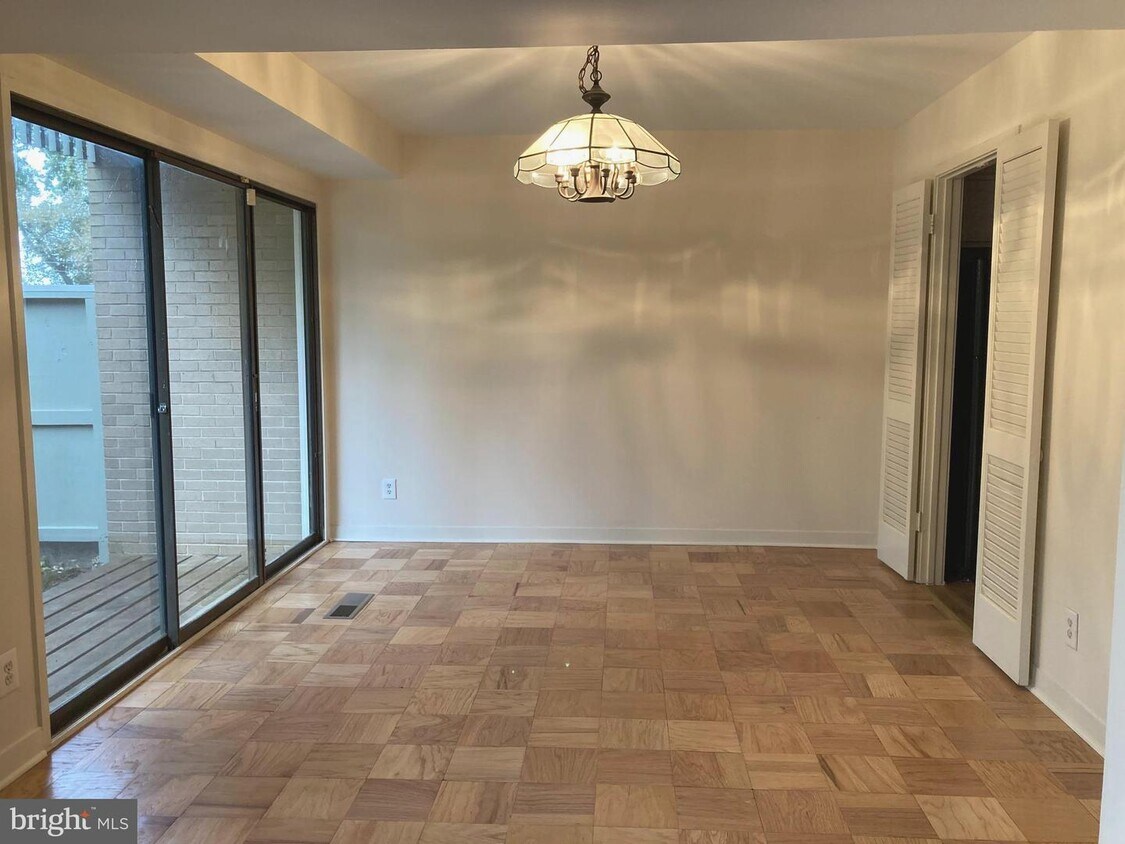 Foto principal - 5206 Pooks Hill Rd