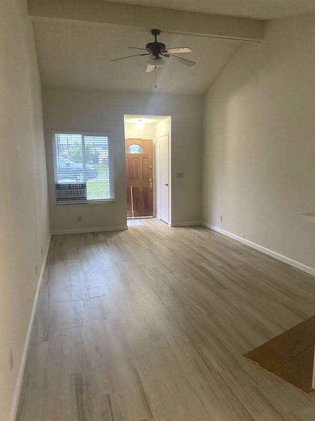 Foto del edificio - 2 bedroom , one bath duplex in Fair Oaks