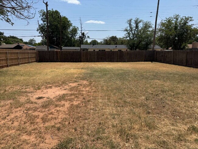 Foto del edificio - Updated 3 bedroom one bath home with a shade tree and large yard.