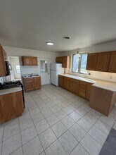 Building Photo - 304 E Gruenwald Ave