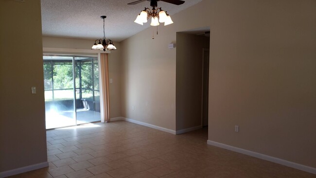 Building Photo - 2 Bed, 2 bath minutes from downtown Mt Dor...