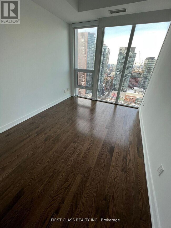 Building Photo - 126 Simcoe St