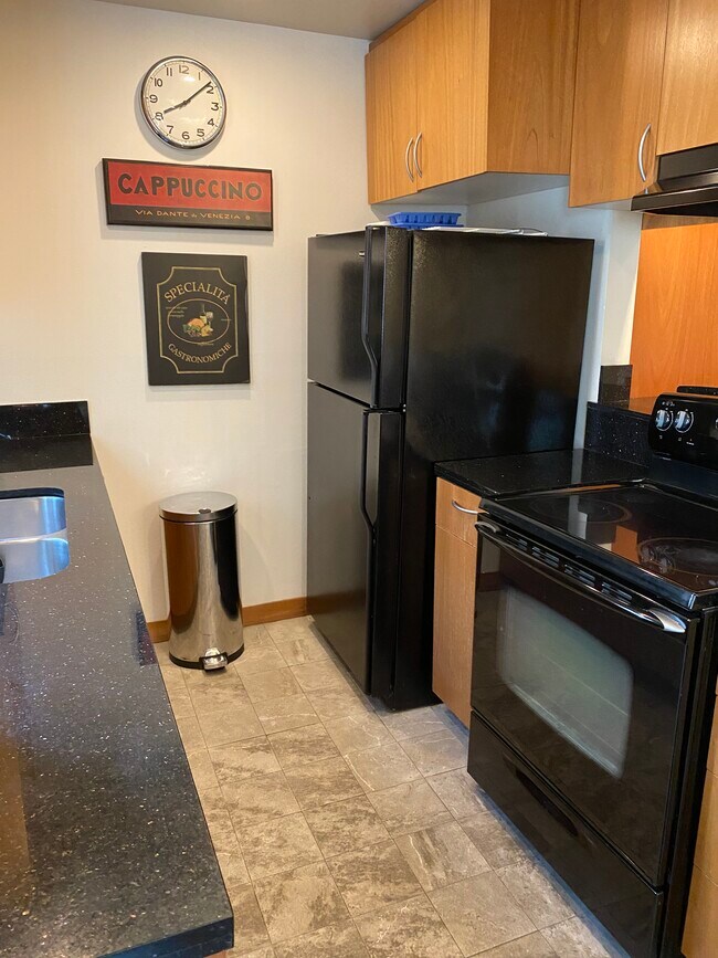 Kitchen - 968 Larrabee St