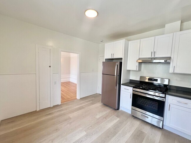 Building Photo - Top Floor 2BR/1BA + Newly Renovated Unit! ...