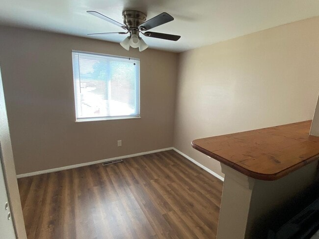 Building Photo - Large 2 Bedroom Townhouse with Basement