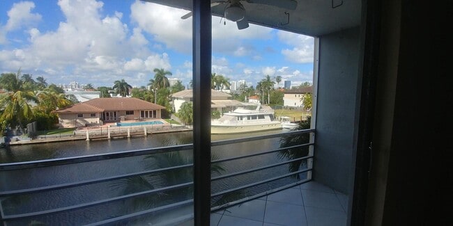 Foto del edificio - 2935 NE 163rd St