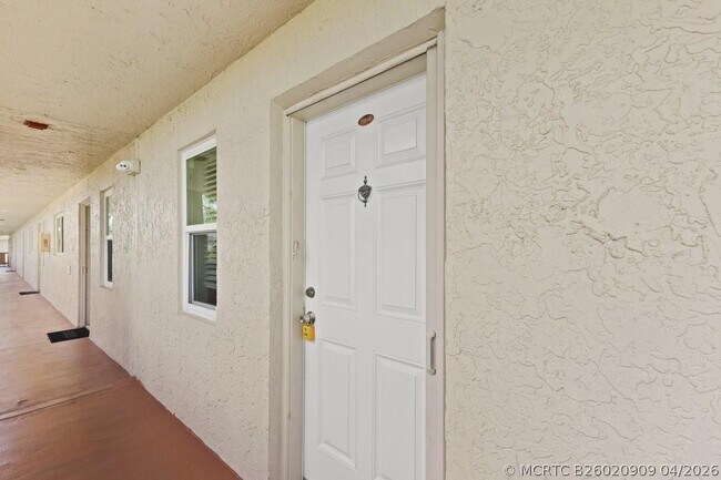 Building Photo - 2106 S Cypress Bend Dr