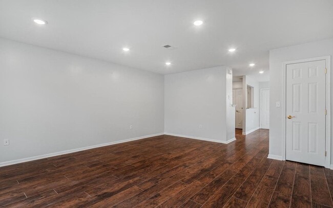 Building Photo - Beautiful Home 3br/1.5ba w/ W&D, Huge Back...