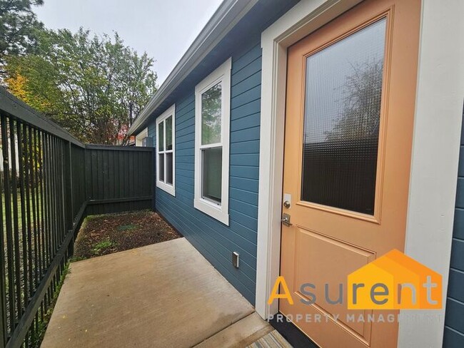 Building Photo - Cute Cottage in Railroad District of Ashland
