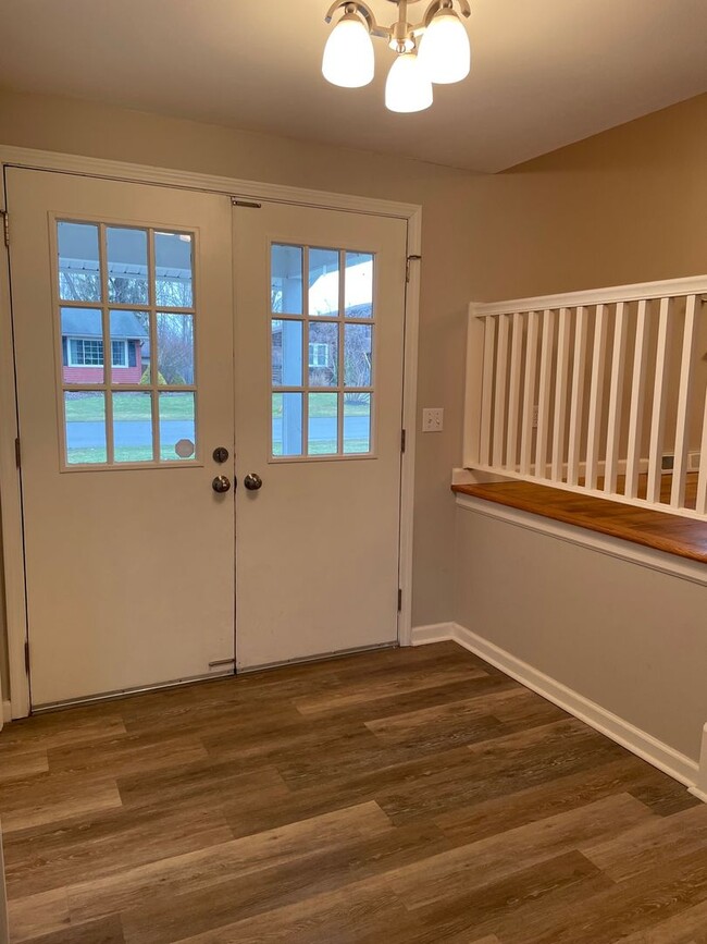 Building Photo - 3 Bed, 1.5 Bath- Single Family home for re...