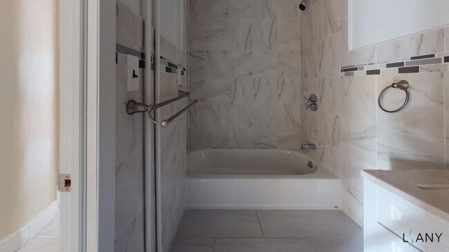 Foto del edificio - 3 BRs on 2nd floor in Private home with Ba...