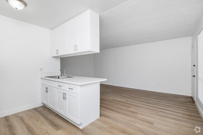 2BD, 1BA - 770SF - Kitchen - University Manor