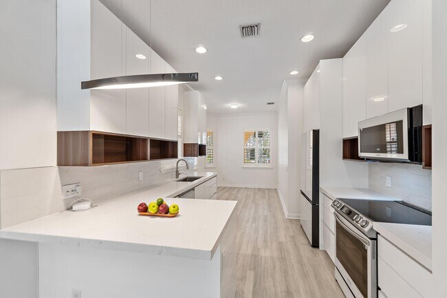 Building Photo - 231 Caravelle Dr