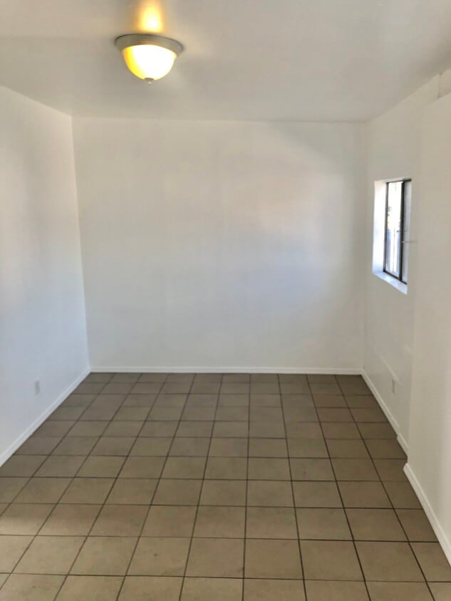 Building Photo - 706 S Burger Ave