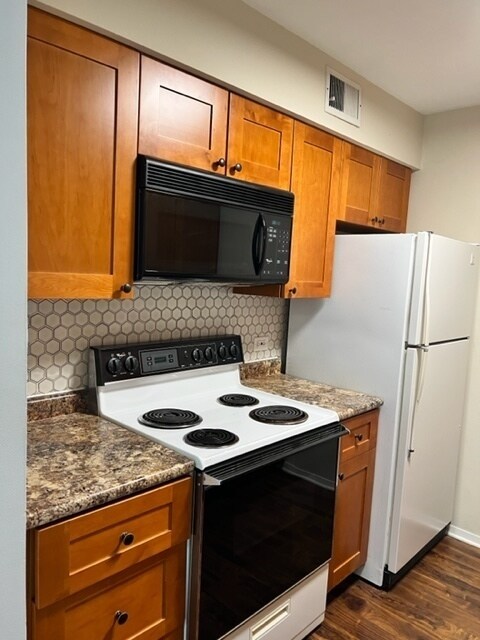 Building Photo - 6188 Pinewood Ct