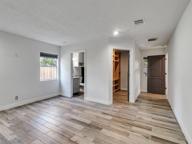 Building Photo - 667 Edgebrook Dr