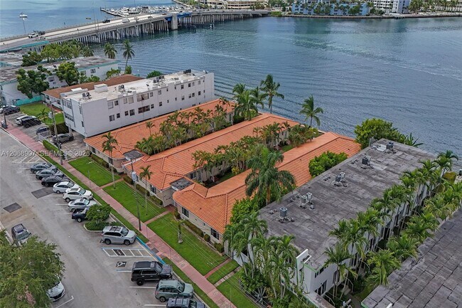 Foto del edificio - 2170 Bay Dr