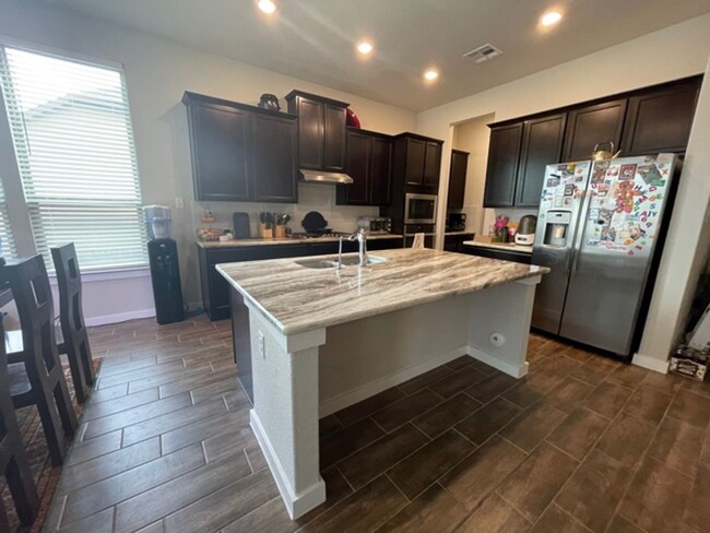 Foto del edificio - 5 Bedroom 3 bath Two Story home