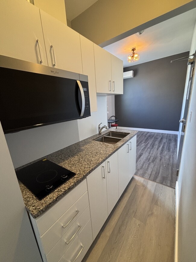 Building Photo - 117 Christina St N