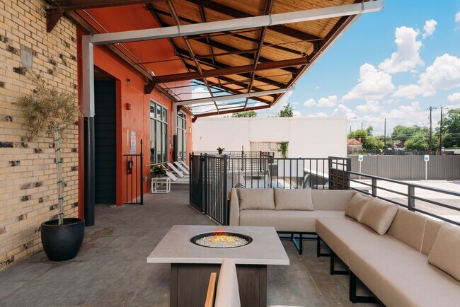 Building Photo - 210 W Peden Alley