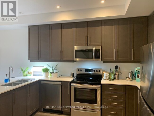 Building Photo - 5000-5000 Connor Dr