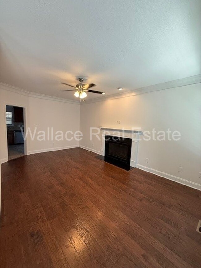 Foto del edificio - LOCATED IN HALLS BEAUTIFUL 2 STORY HOME WI...