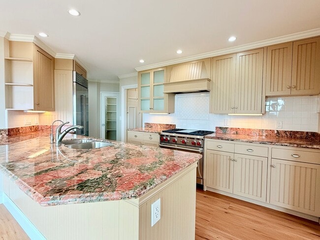 Building Photo - 3 Bedroom + Office | 2 Bathrooms | Spectac...