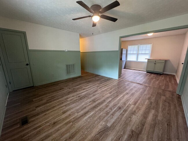 Building Photo - 652 Monagan St