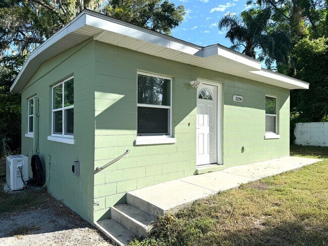 Foto del edificio - Charming Two Bedroom, One Bath Single Family Home Nestled in Leesburg FL!