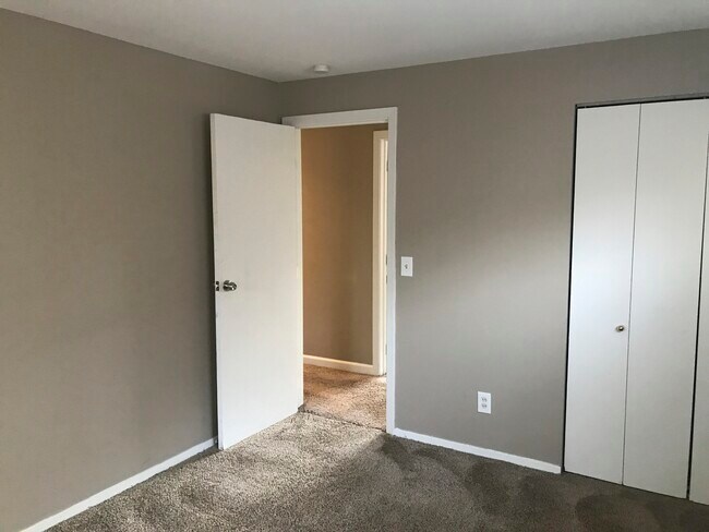 Building Photo - 313 Brookforest Dr