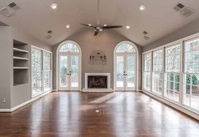 Building Photo - 4601 Club Cir NE