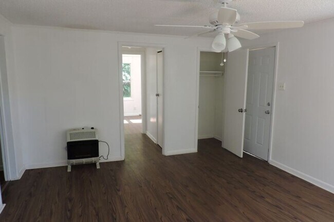 Foto del edificio - 3204 Silver Lake Dr