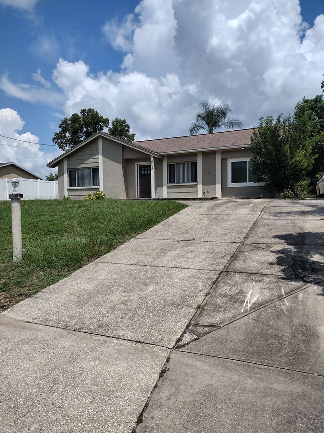 Building Photo - Adorable 3 bed 2 bath Pool House - price r...