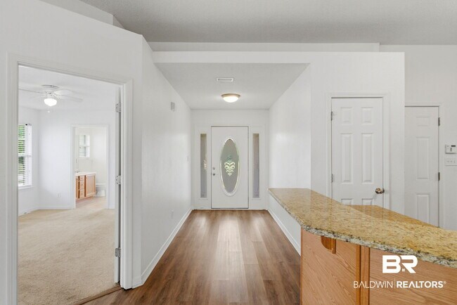 Foto del edificio - 9841 Watkins Dr