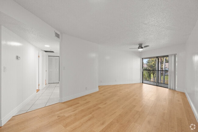 3BR, 2BA - 1,054SF - Dining Room/ Living Room - The Island Club At Coral Springs