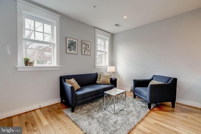 Foto del edificio - 2233 40th Pl NW