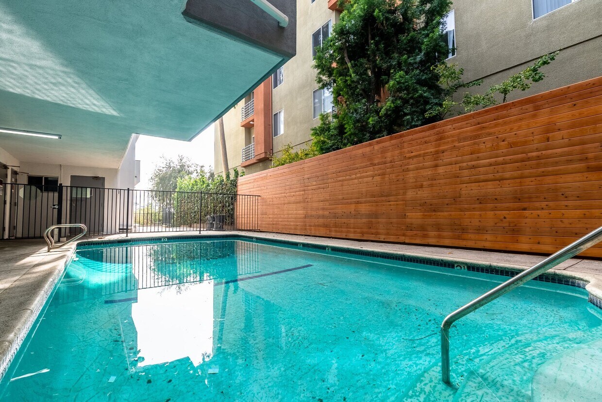 Foto principal - 1635 North Martel Avenue