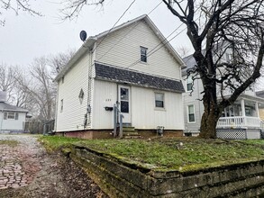 Building Photo - 689 Kling St