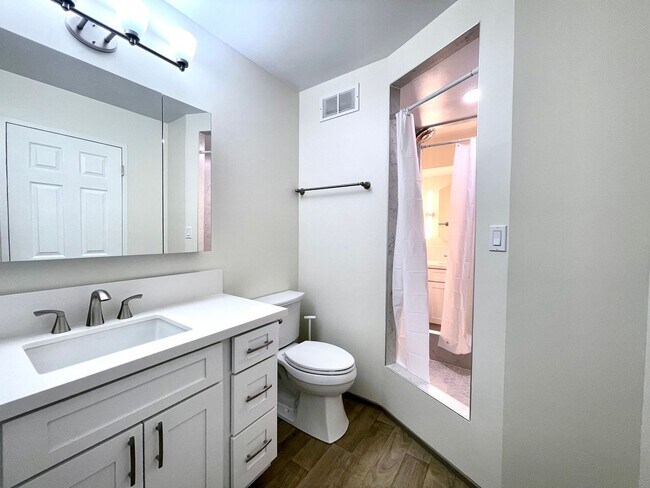 Building Photo - Stunning 2BR/1.5 BA Canal-View Condo – Mar...