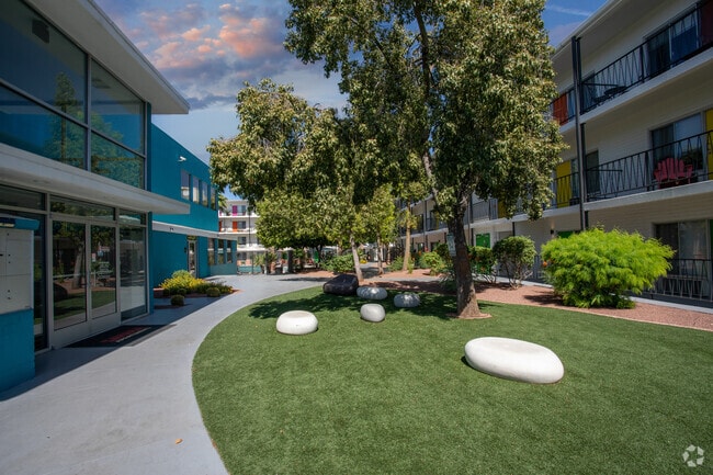 Múltiples servicios en el hotel, como piscina, estudio de yoga, sala de negocios y Clubhouse - Sahara