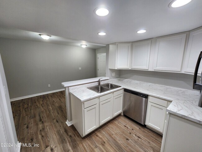 Building Photo - 7605 Melissa Ct W