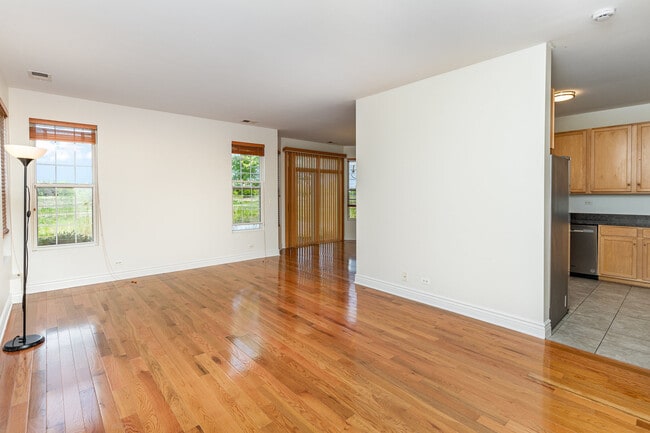 Building Photo - 593 Springbrook Trail N