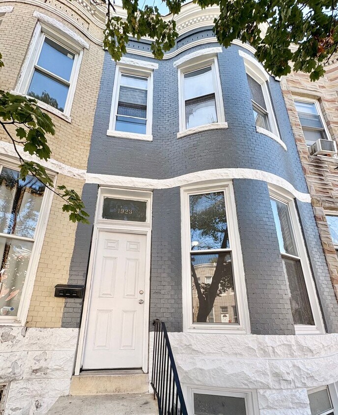 Primary Photo - Charming 3-Bedroom Townhome with Classic C...