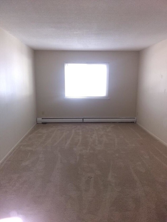 BEDROOMN - 259 Oakville Ave